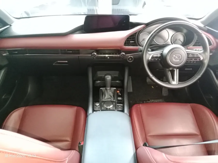 Foto Mobil Bekas Dashboard Mazda 3 2.0 Skyactiv-G Hatchback tahun 2024