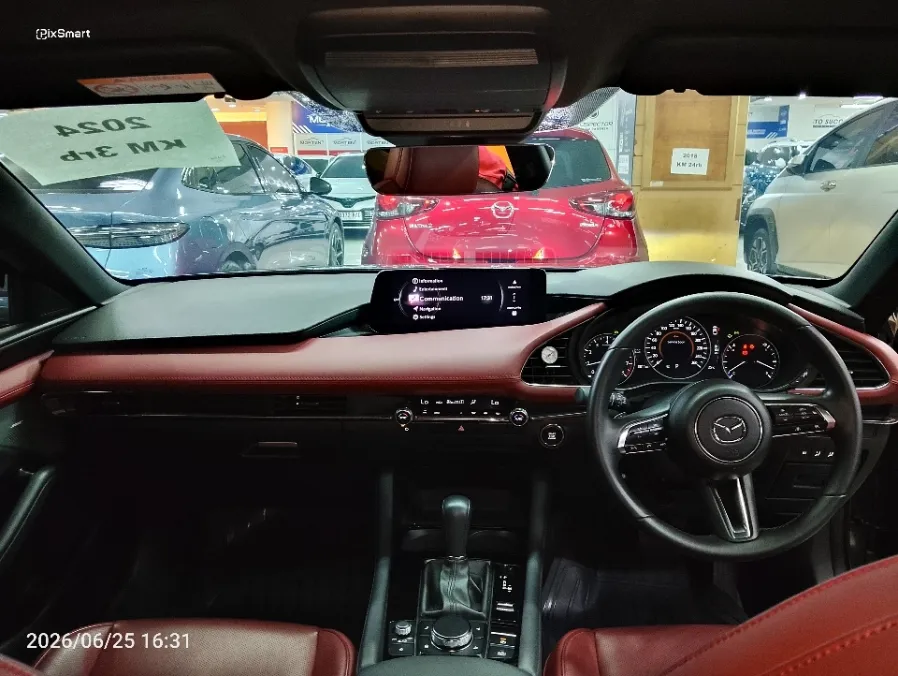 Foto Mobil Bekas Dashboard Mazda 3 2.0 Skyactiv-G Hatchback tahun 2024