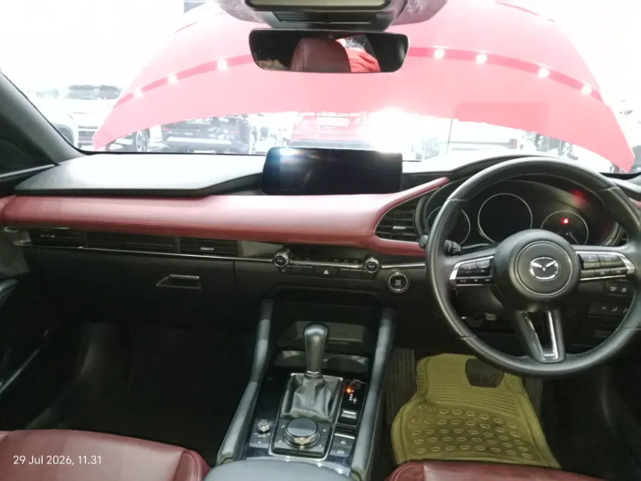 Foto Mobil Bekas Dashboard Mazda 3 2.0 Skyactiv-G Hatchback tahun 2024