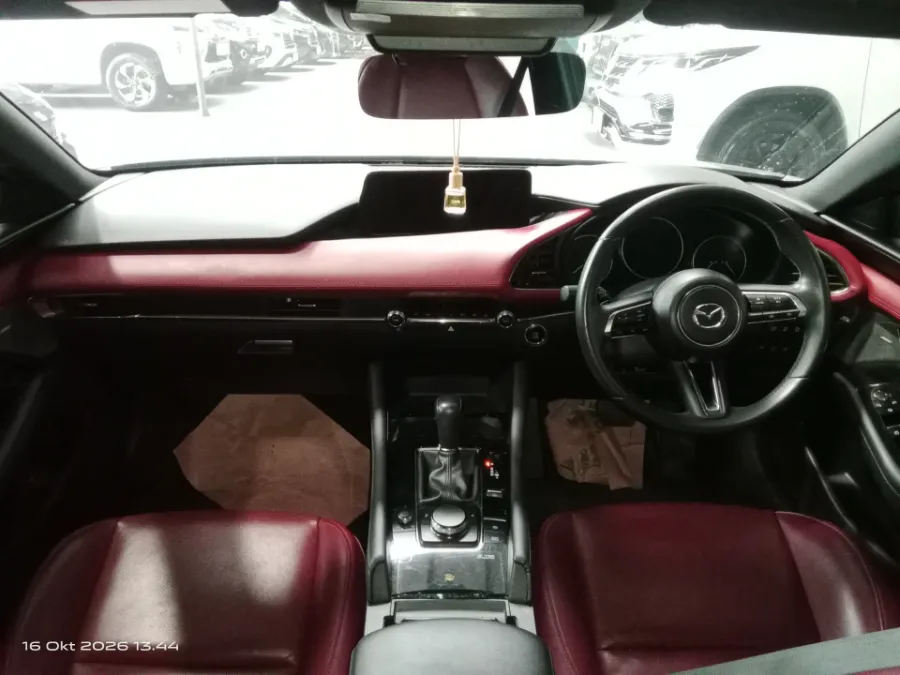 Foto Mobil Bekas Dashboard Mazda 3 2.0 Skyactiv-G Hatchback tahun 2024