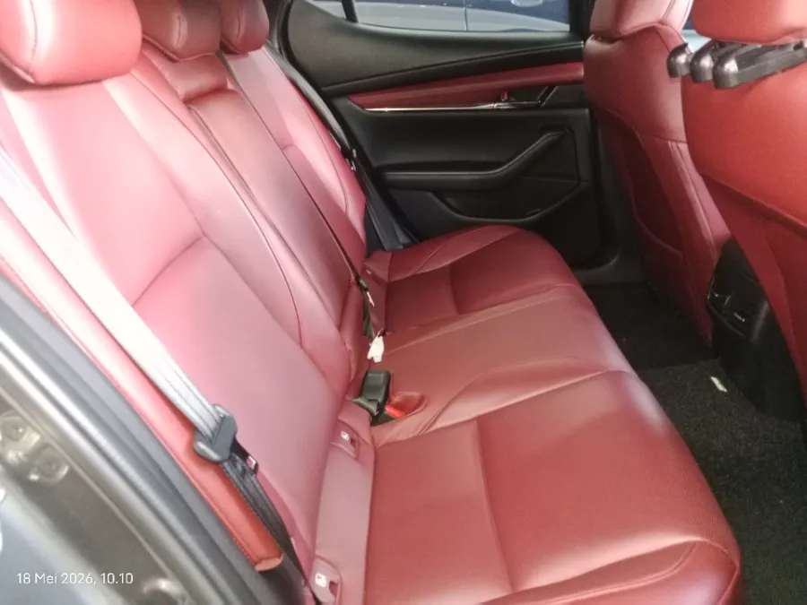 Foto Mobil Bekas Kabin Belakang Mazda 3 2.0 Skyactiv-G Hatchback tahun 2024