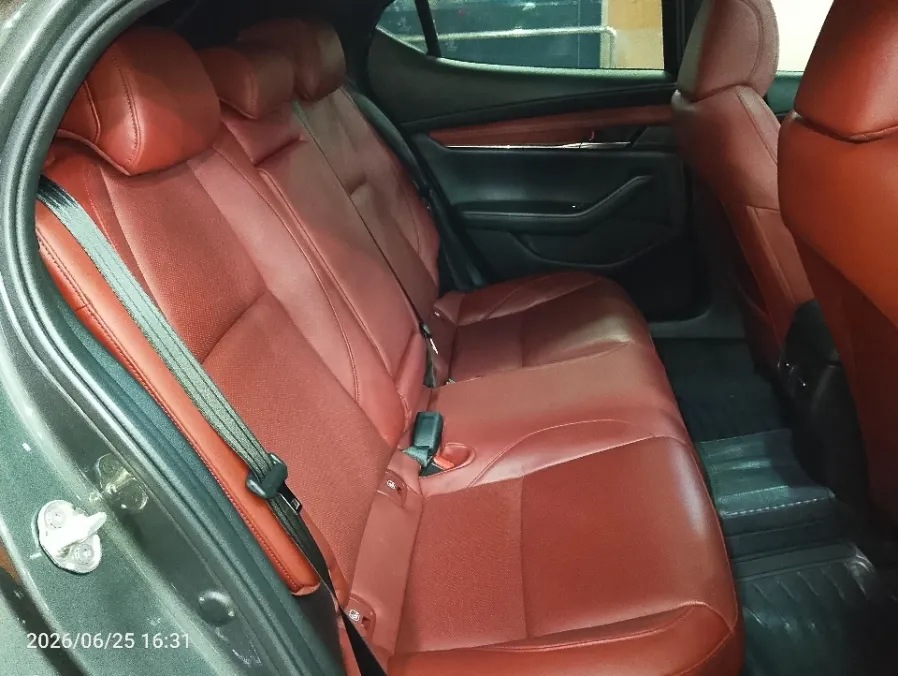 Foto Mobil Bekas Kabin Belakang Mazda 3 2.0 Skyactiv-G Hatchback tahun 2024