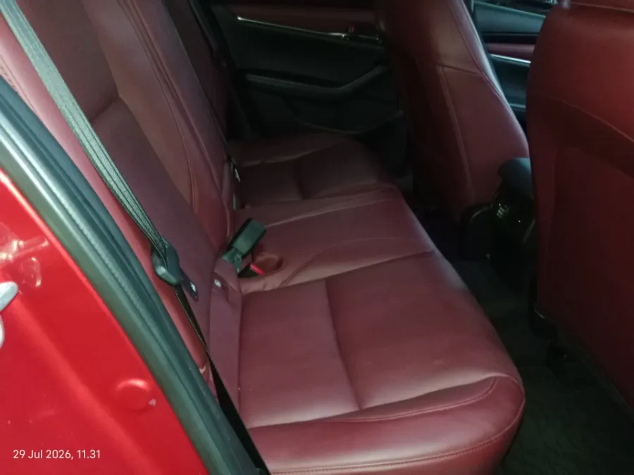 Foto Mobil Bekas Kabin Belakang Mazda 3 2.0 Skyactiv-G Hatchback tahun 2024