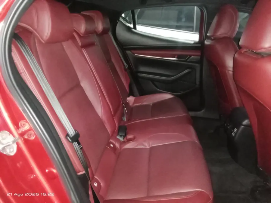 Foto Mobil Bekas Kabin Belakang Mazda 3 2.0 Skyactiv-G Hatchback tahun 2024