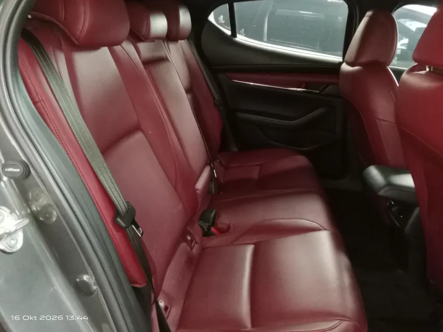 Foto Mobil Bekas Kabin Belakang Mazda 3 2.0 Skyactiv-G Hatchback tahun 2024