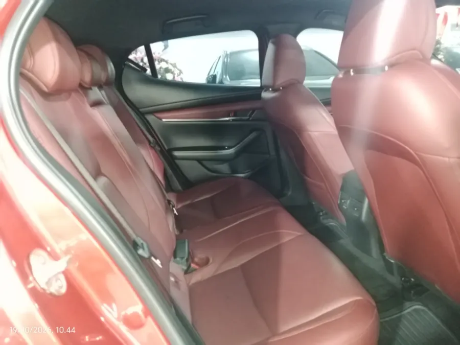 Foto Mobil Bekas Kabin Belakang Mazda 3 2.0 Skyactiv-G Hatchback tahun 2024