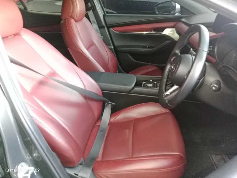Foto Mobil Bekas Kabin Depan Mazda 3 2.0 Skyactiv-G Hatchback tahun 2024