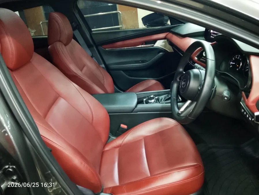 Foto Mobil Bekas Kabin Depan Mazda 3 2.0 Skyactiv-G Hatchback tahun 2024