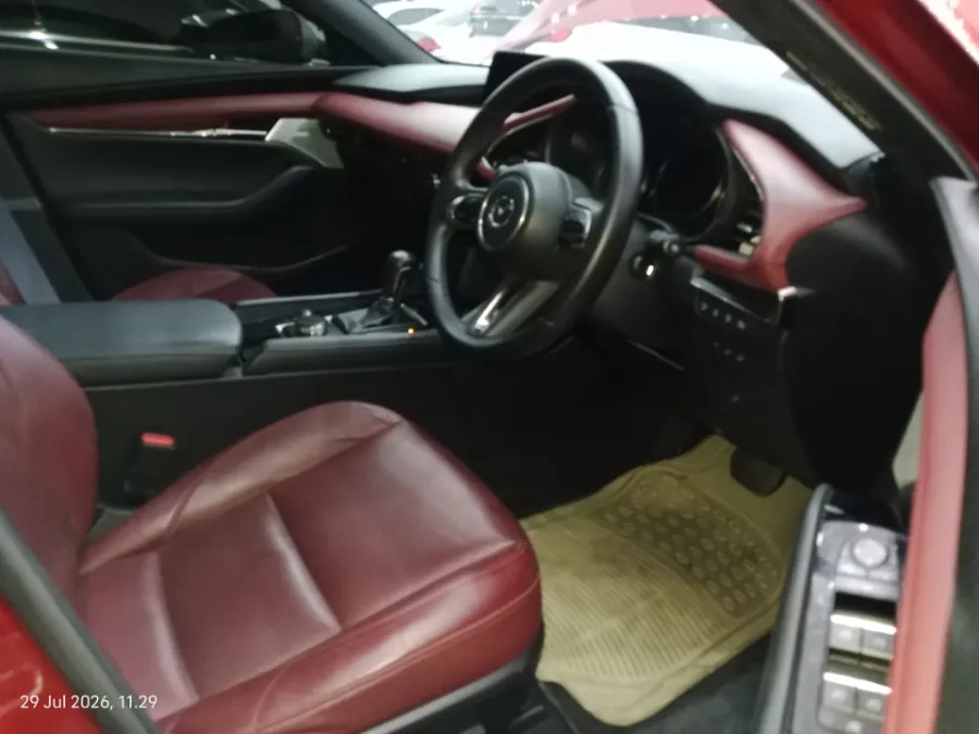 Foto Mobil Bekas Kabin Depan Mazda 3 2.0 Skyactiv-G Hatchback tahun 2024