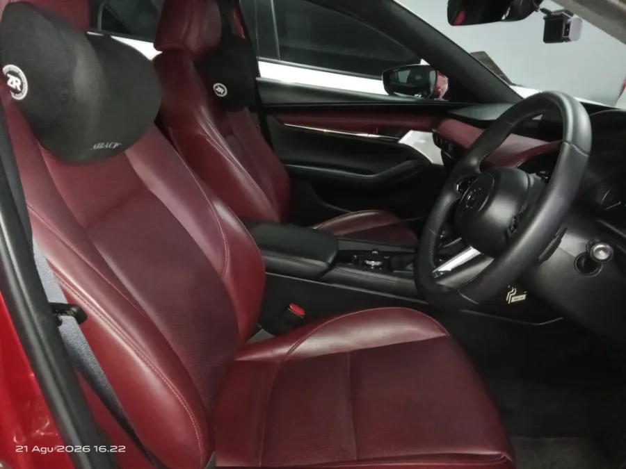 Foto Mobil Bekas Kabin Depan Mazda 3 2.0 Skyactiv-G Hatchback tahun 2024