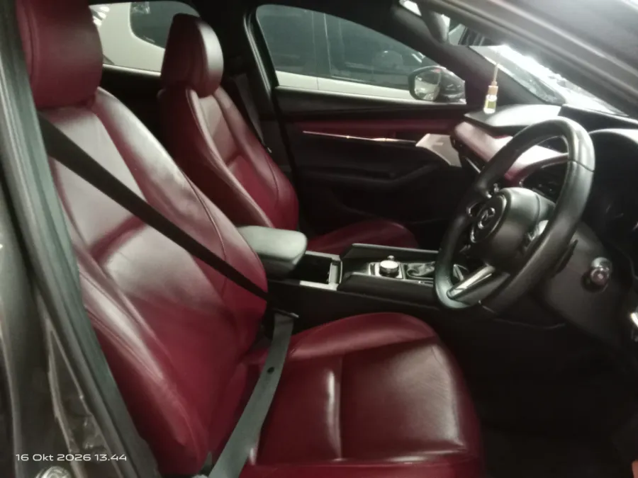 Foto Mobil Bekas Kabin Depan Mazda 3 2.0 Skyactiv-G Hatchback tahun 2024