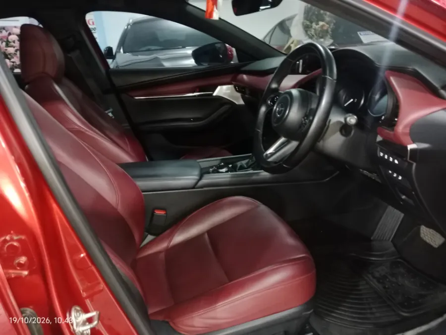Foto Mobil Bekas Kabin Depan Mazda 3 2.0 Skyactiv-G Hatchback tahun 2024