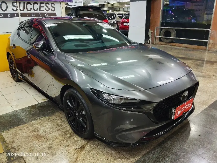 Foto Mobil Bekas Kanan Depan Mazda 3 2.0 Skyactiv-G Hatchback tahun 2024