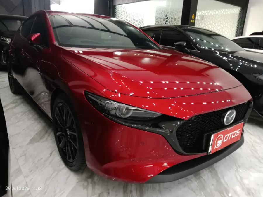Foto Mobil Bekas Kanan Depan Mazda 3 2.0 Skyactiv-G Hatchback tahun 2024
