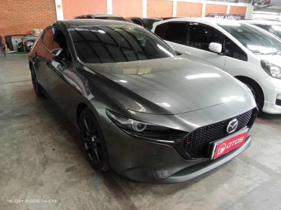 Foto Mobil Bekas Kanan Depan Mazda 3 2.0 Skyactiv-G Hatchback tahun 2024