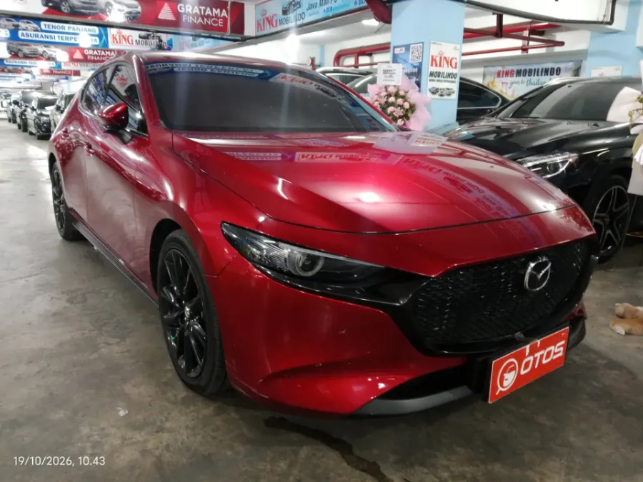 Foto Mobil Bekas Kanan Depan Mazda 3 2.0 Skyactiv-G Hatchback tahun 2024
