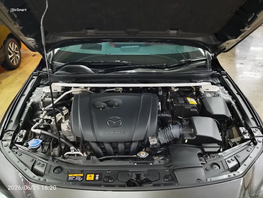 Foto Mobil Bekas Mesin Mazda 3 2.0 Skyactiv-G Hatchback tahun 2024
