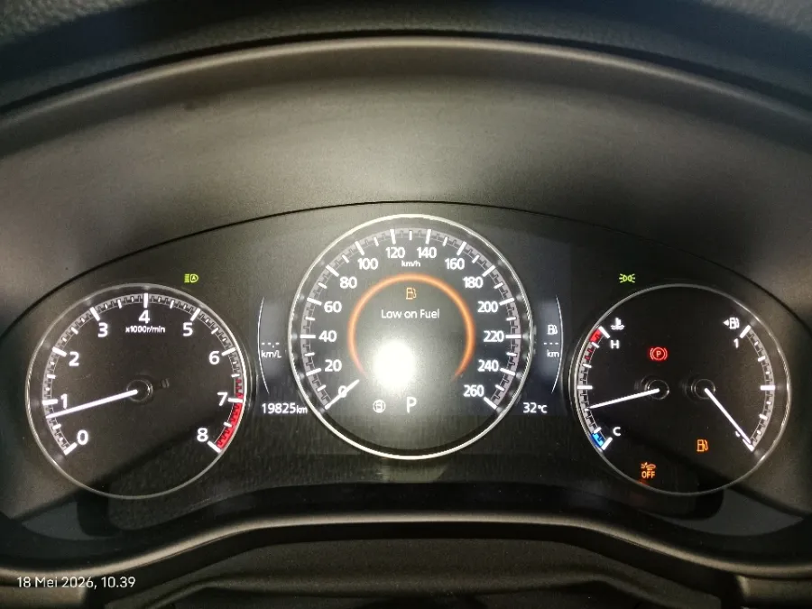 Foto Mobil Bekas Odometer Mazda 3 2.0 Skyactiv-G Hatchback tahun 2024