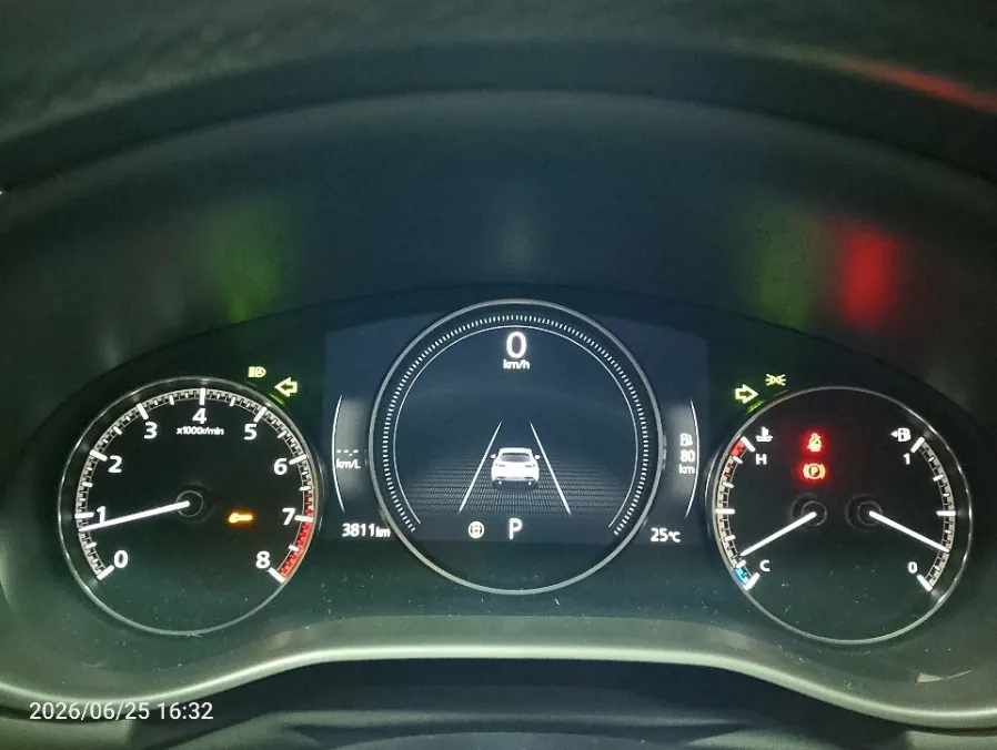 Foto Mobil Bekas Odometer Mazda 3 2.0 Skyactiv-G Hatchback tahun 2024