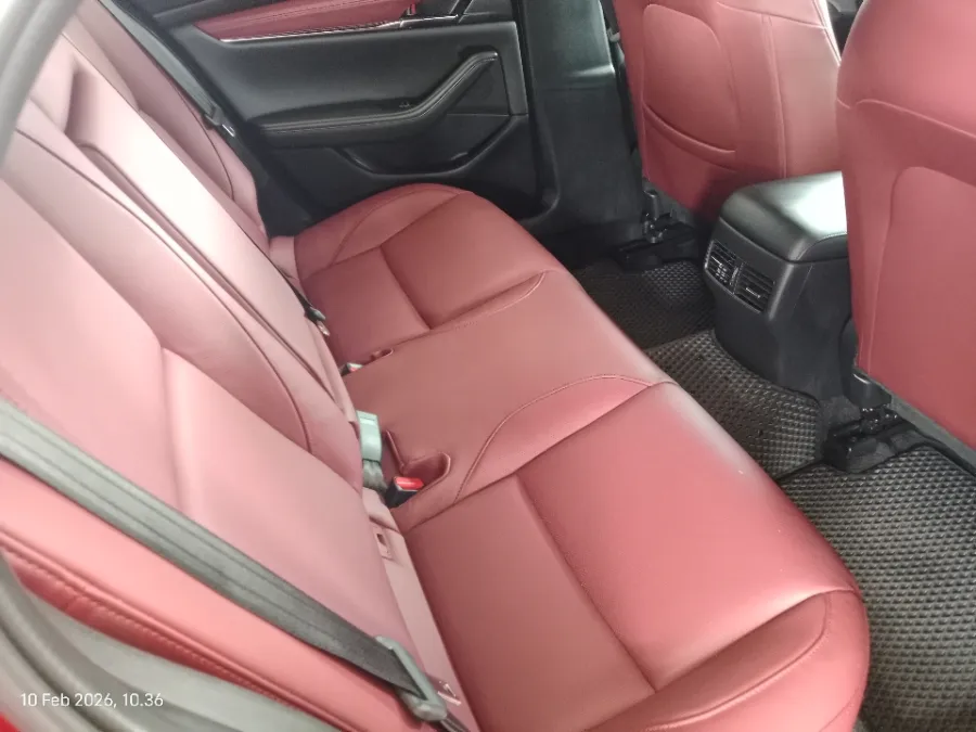 Foto Mobil Bekas Kabin Belakang Mazda 3 2.0 Skyactiv-G Hatchback tahun 2025