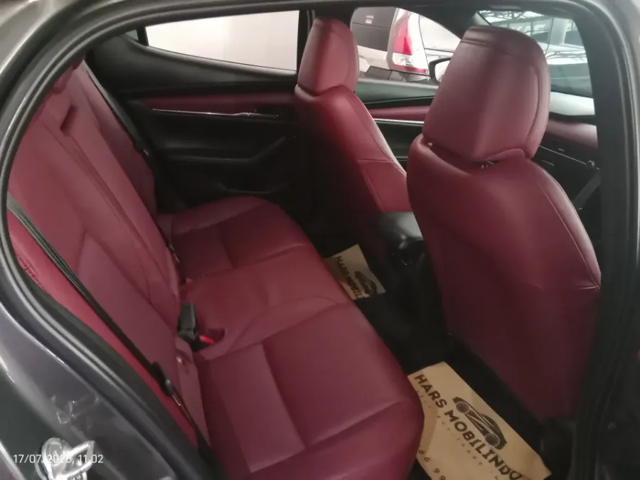 Foto Mobil Bekas Kabin Belakang Mazda 3 2.0 Skyactiv-G Hatchback tahun 2025