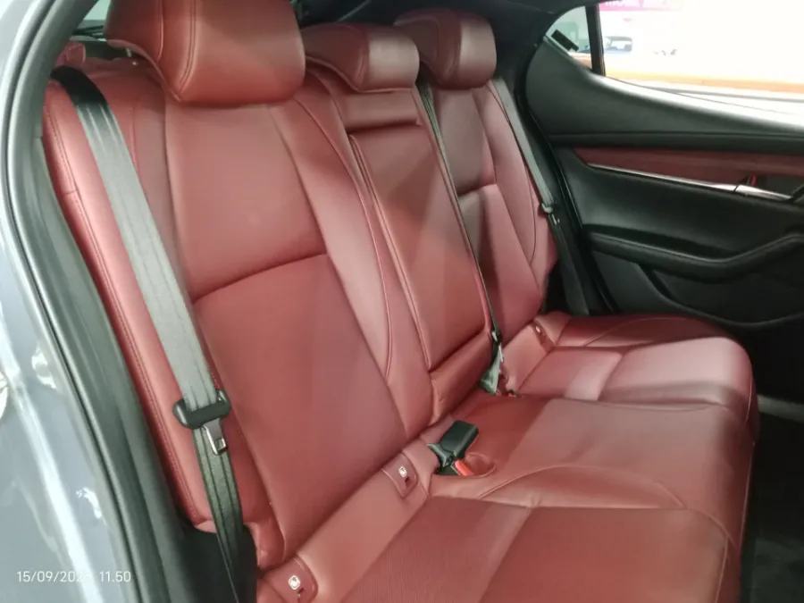 Foto Mobil Bekas Kabin Belakang Mazda 3 2.0 Skyactiv-G Hatchback tahun 2025