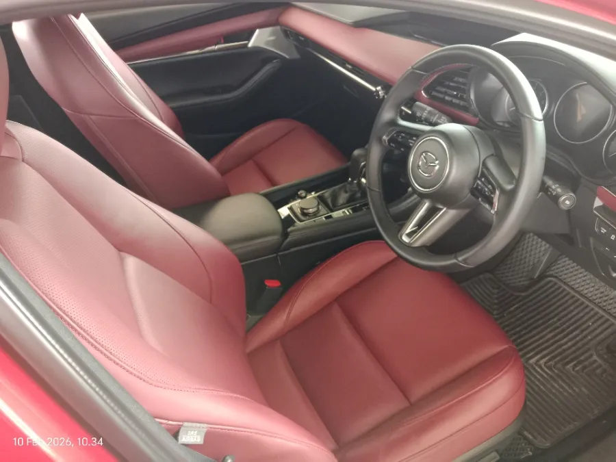Foto Mobil Bekas Kabin Depan Mazda 3 2.0 Skyactiv-G Hatchback tahun 2025