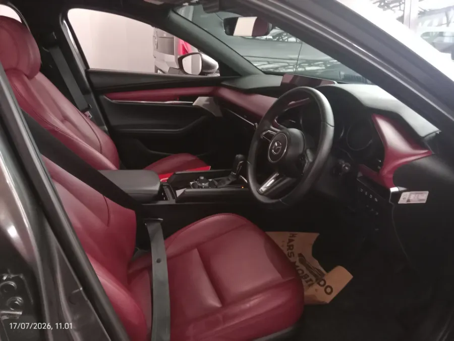 Foto Mobil Bekas Kabin Depan Mazda 3 2.0 Skyactiv-G Hatchback tahun 2025