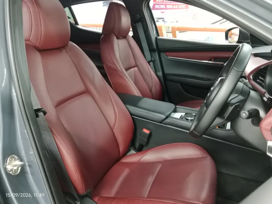 Foto Mobil Bekas Kabin Depan Mazda 3 2.0 Skyactiv-G Hatchback tahun 2025