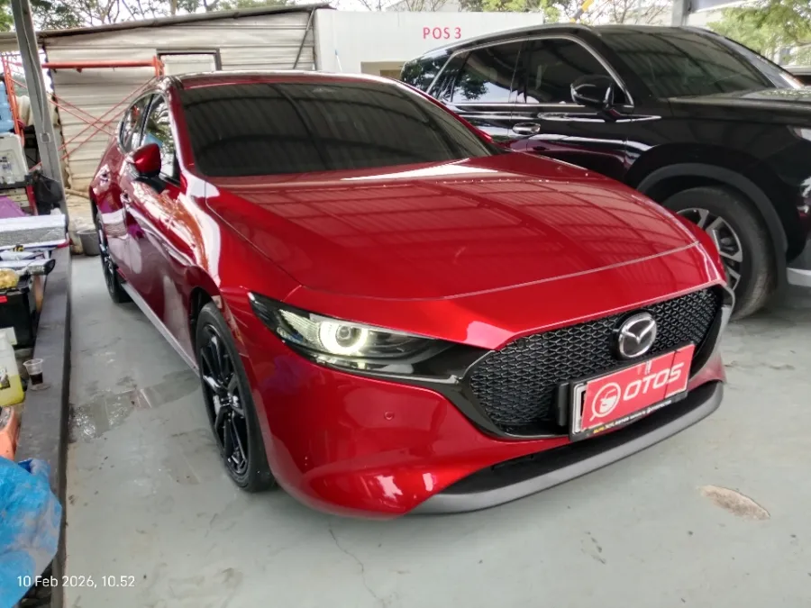 Foto Mobil Bekas Kanan Depan Mazda 3 2.0 Skyactiv-G Hatchback tahun 2025