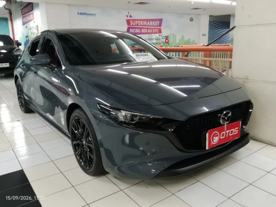 Foto Mobil Bekas Kanan Depan Mazda 3 2.0 Skyactiv-G Hatchback tahun 2025