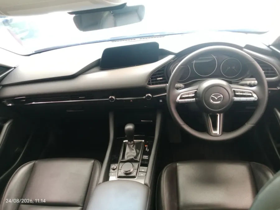 Foto Mobil Bekas Dashboard Mazda 3 2.0 Skyactiv-G Sedan tahun 2022