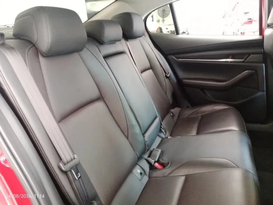 Foto Mobil Bekas Kabin Belakang Mazda 3 2.0 Skyactiv-G Sedan tahun 2022