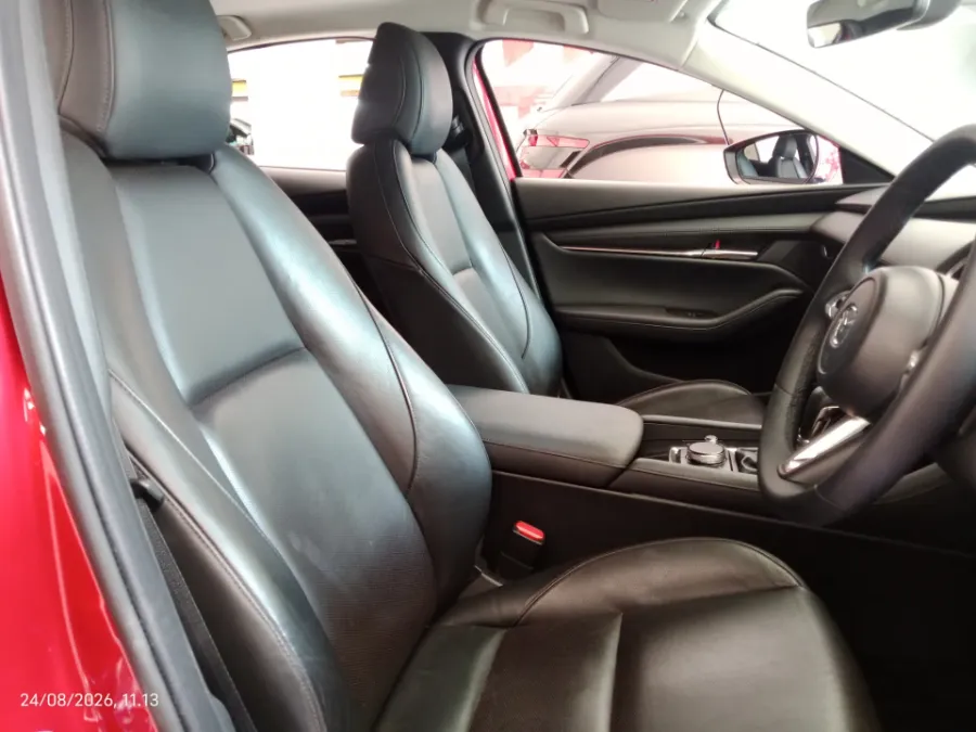 Foto Mobil Bekas Kabin Depan Mazda 3 2.0 Skyactiv-G Sedan tahun 2022