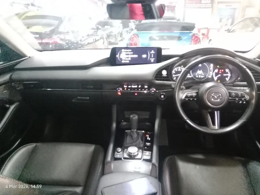 Foto Mobil Bekas Dashboard Mazda 3 2.0 Skyactiv-G Sedan tahun 2023