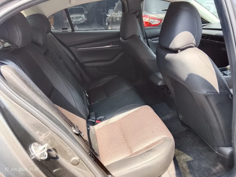 Foto Mobil Bekas Kabin Belakang Mazda 3 2.0 Skyactiv-G Sedan tahun 2023