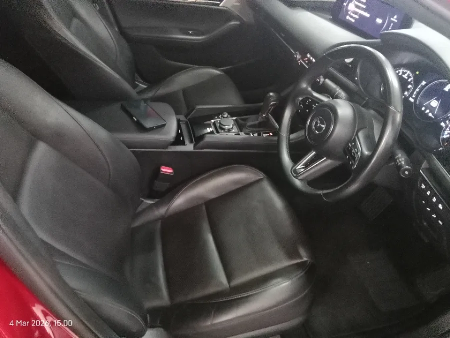 Foto Mobil Bekas Kabin Depan Mazda 3 2.0 Skyactiv-G Sedan tahun 2023