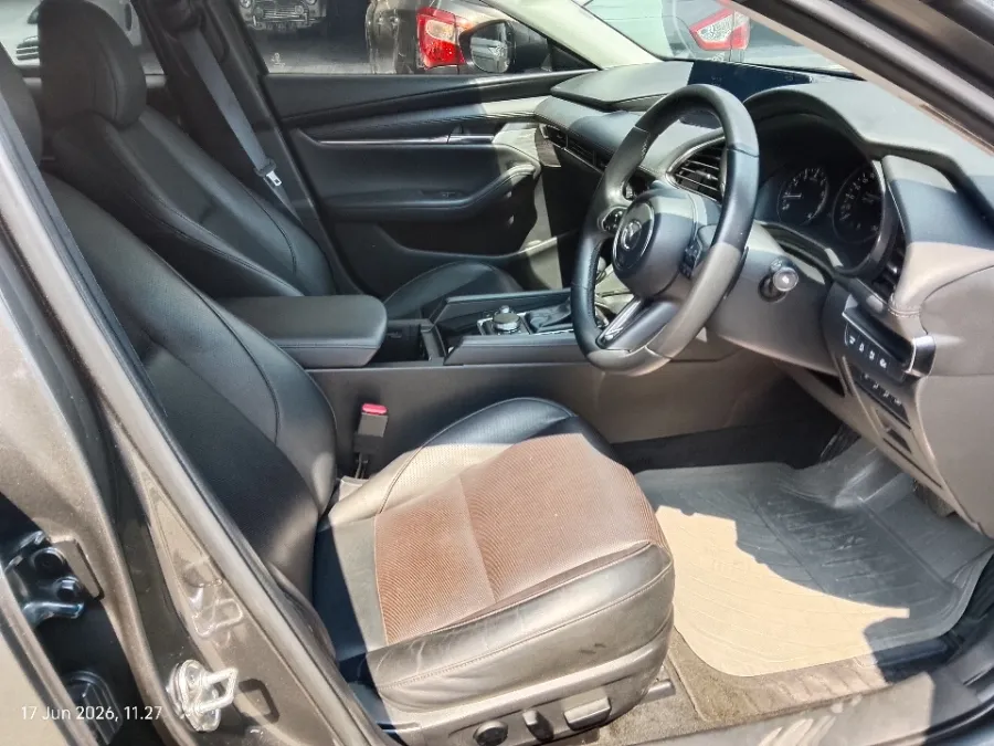 Foto Mobil Bekas Kabin Depan Mazda 3 2.0 Skyactiv-G Sedan tahun 2023