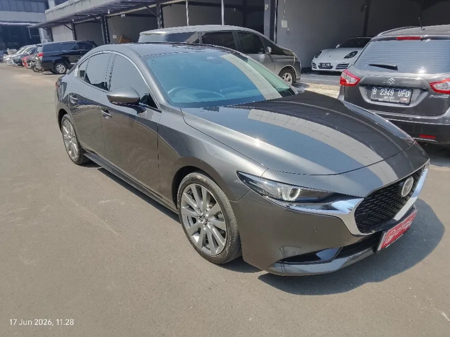 Foto Mobil Bekas Kanan Depan Mazda 3 2.0 Skyactiv-G Sedan tahun 2023