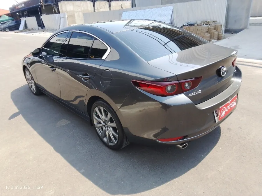Foto Mobil Bekas Kiri Belakang Mazda 3 2.0 Skyactiv-G Sedan tahun 2023