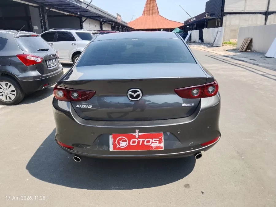 Foto Mobil Bekas Tampak Belakang Mazda 3 2.0 Skyactiv-G Sedan tahun 2023