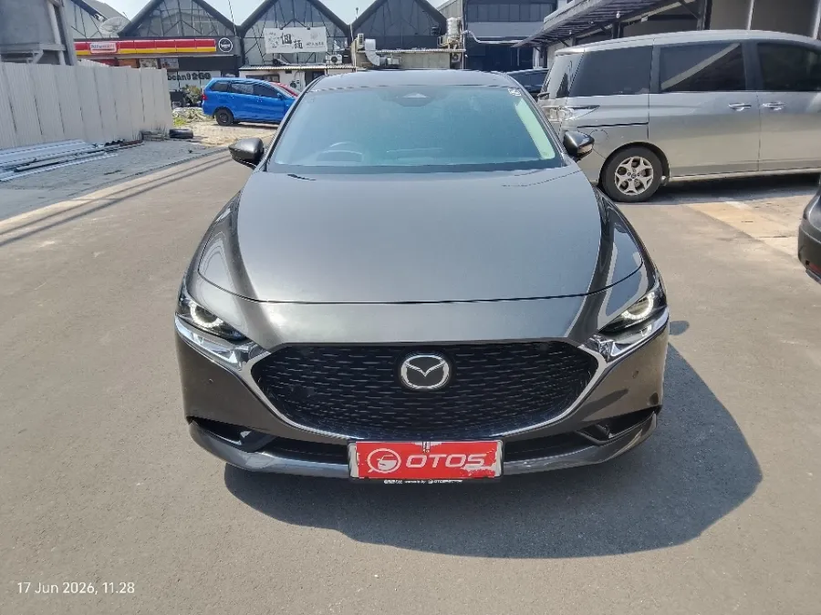 Foto Mobil Bekas Tampak Depan Mazda 3 2.0 Skyactiv-G Sedan tahun 2023