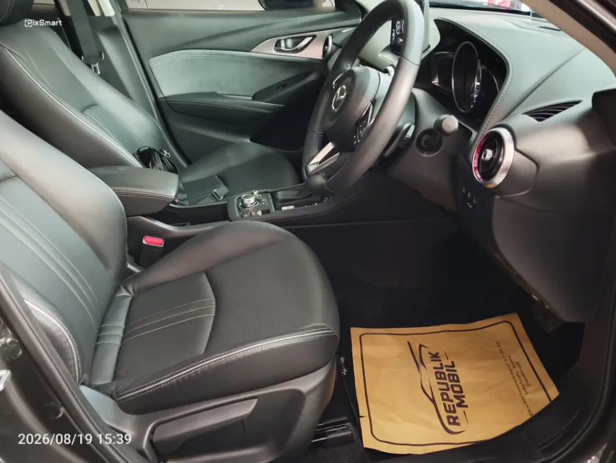 Foto Mobil Bekas Kabin Depan Mazda CX-3 1.5 Kuro tahun 2024