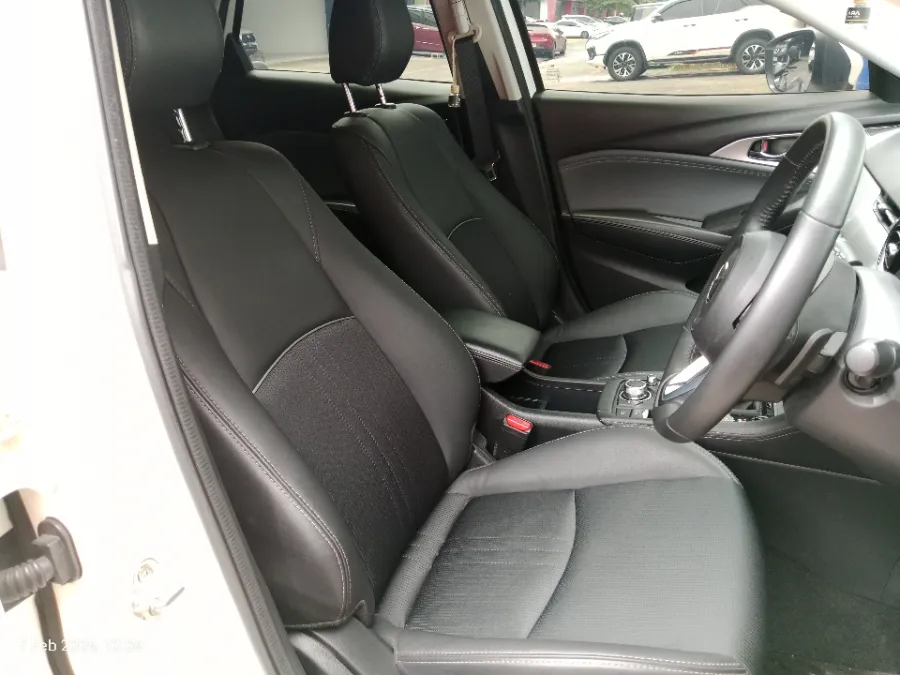 Foto Mobil Bekas Kabin Depan Mazda CX-3 1.5 Sport tahun 2023