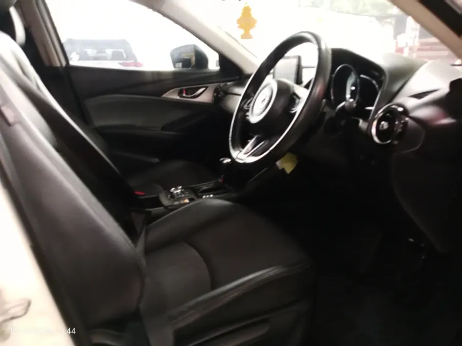 Foto Mobil Bekas Kabin Depan Mazda CX-3 2.0 tahun 2019