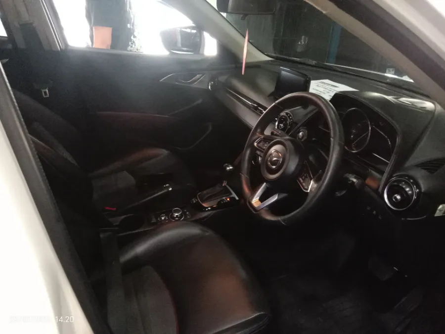 Foto Mobil Bekas Kabin Depan Mazda CX-3 2.0 Grand Touring tahun 2017