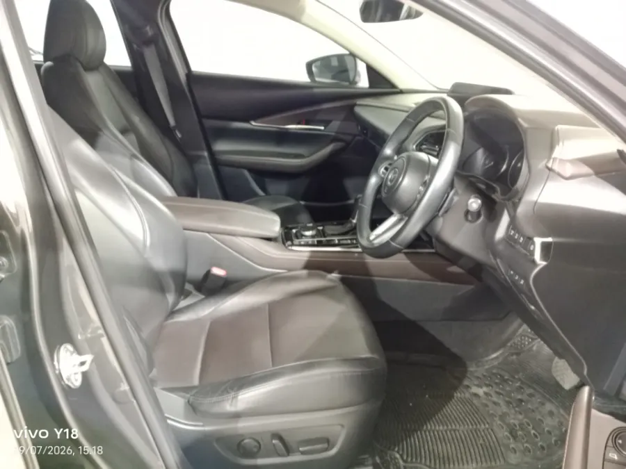 Foto Mobil Bekas Kabin Depan Mazda CX-30 2.0 tahun 2020