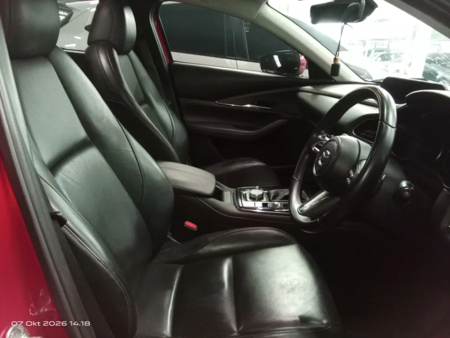 Foto Mobil Bekas Kabin Depan Mazda CX-30 2.0 tahun 2020