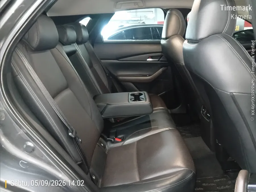Foto Mobil Bekas Kabin Belakang Mazda CX-30 2.0 tahun 2021