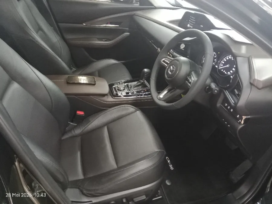 Foto Mobil Bekas Kabin Depan Mazda CX-30 2.0 tahun 2022